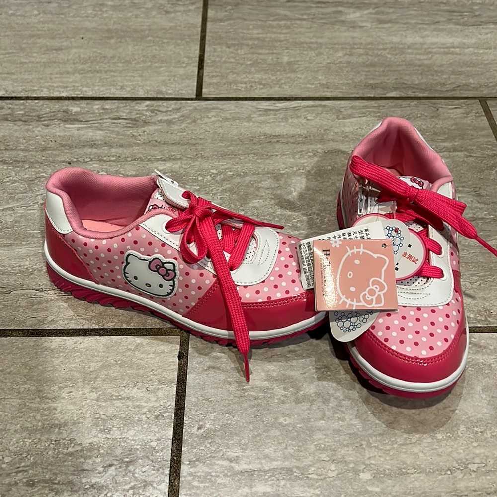 NWT Sanrio Hello Kitty size 22.0 US 6 shoe sneakers